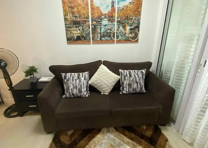 Guest house In Paranaque Homes Azure 3*